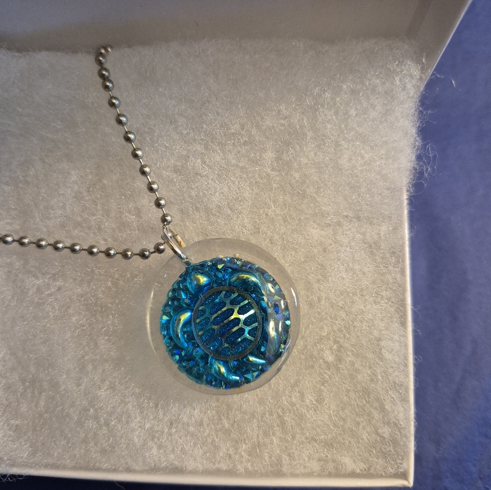 Elegant Blue Pendant Necklace